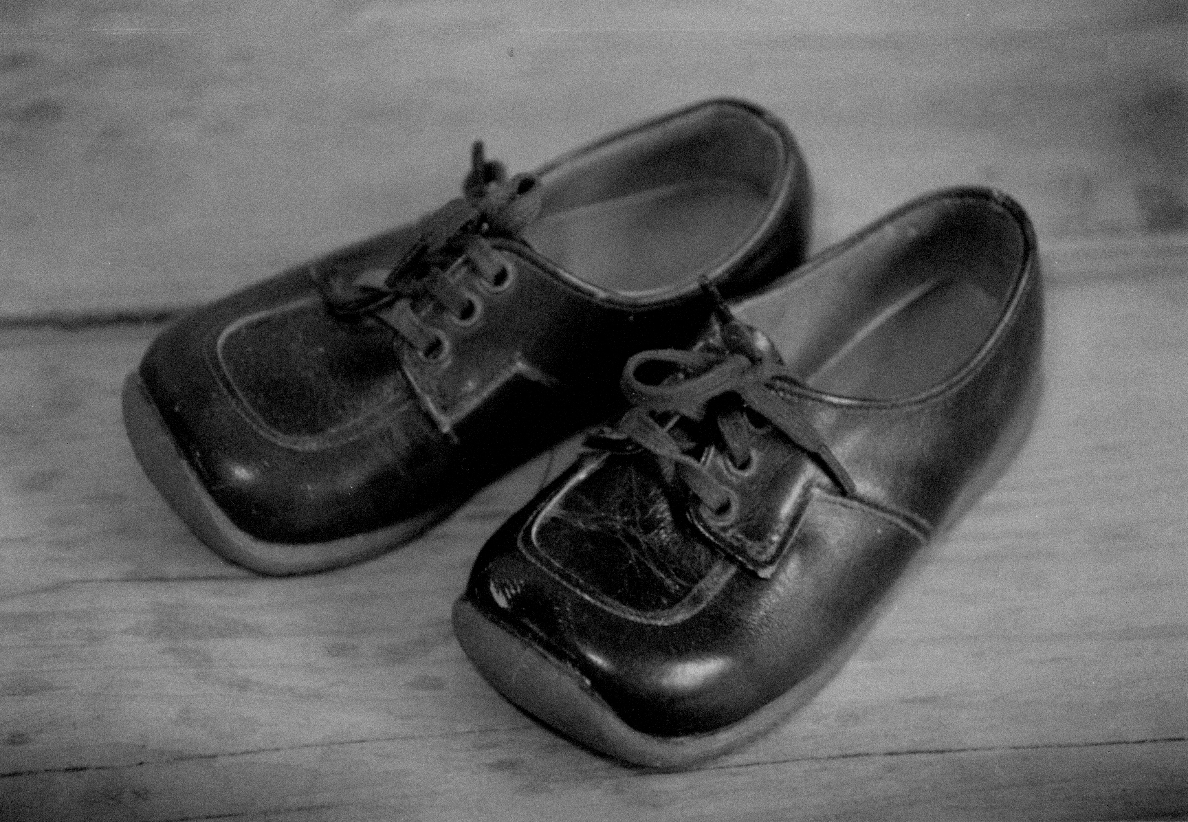 Small leather baby shoes, in black and white